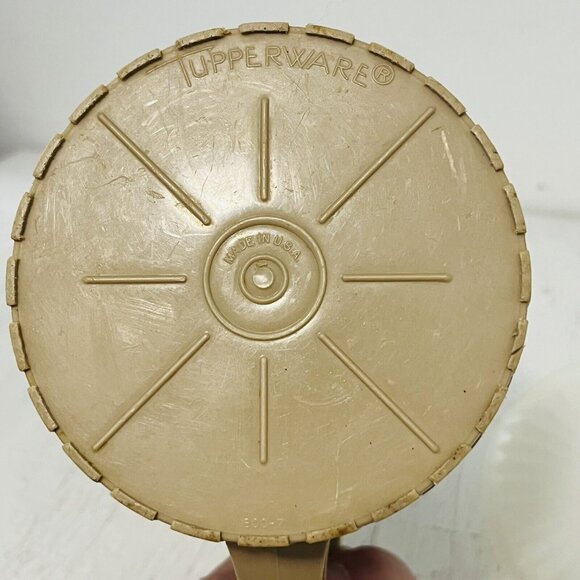 Vintage Tupperware 2 Qt Pitcher Harvest Tan Brown w/ White Push Button Lid - Picture 10 of 10